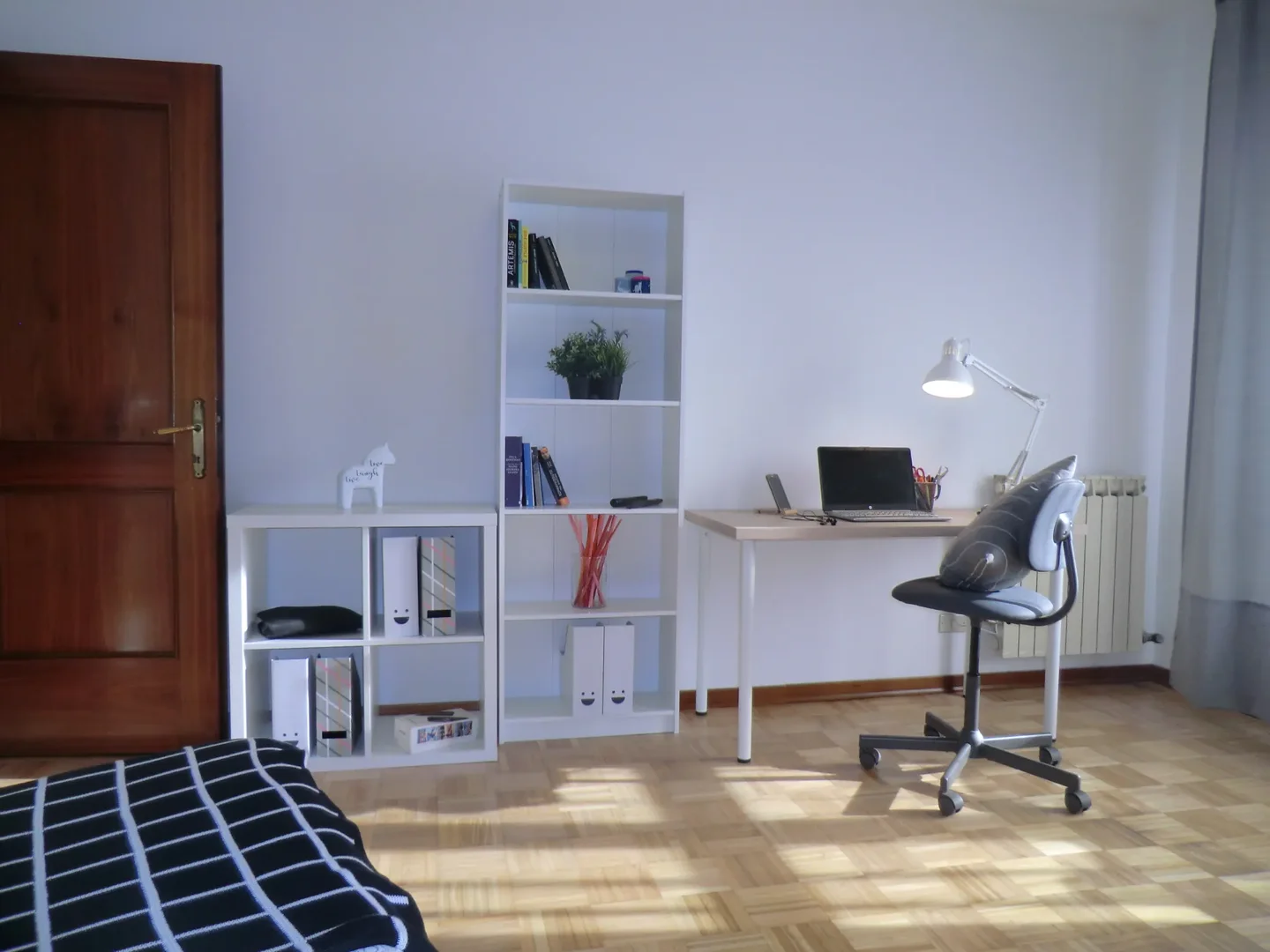 Studentenzimmer in mit Arbeitsbereich und Gemeinschaftseinrichtungen