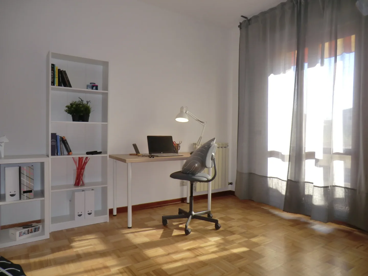 Bezahlbares Zimmer für Studenten mit ausreichender Beleuchtung in