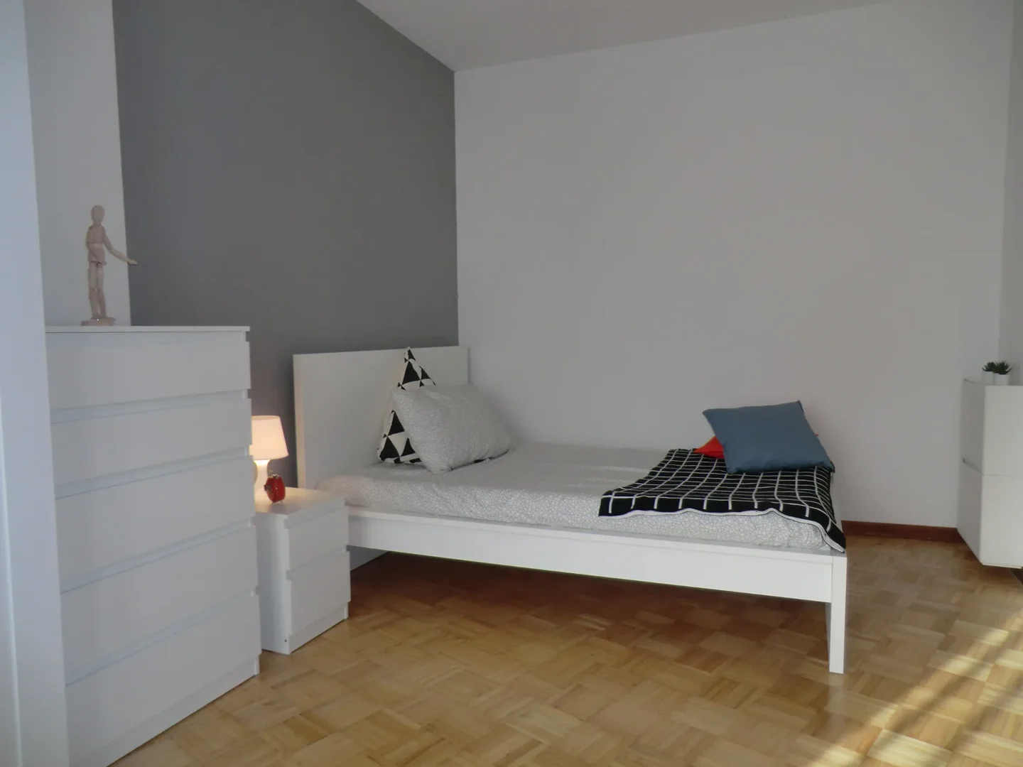 Bezahlbares Zimmer für Studenten mit ausreichender Beleuchtung in