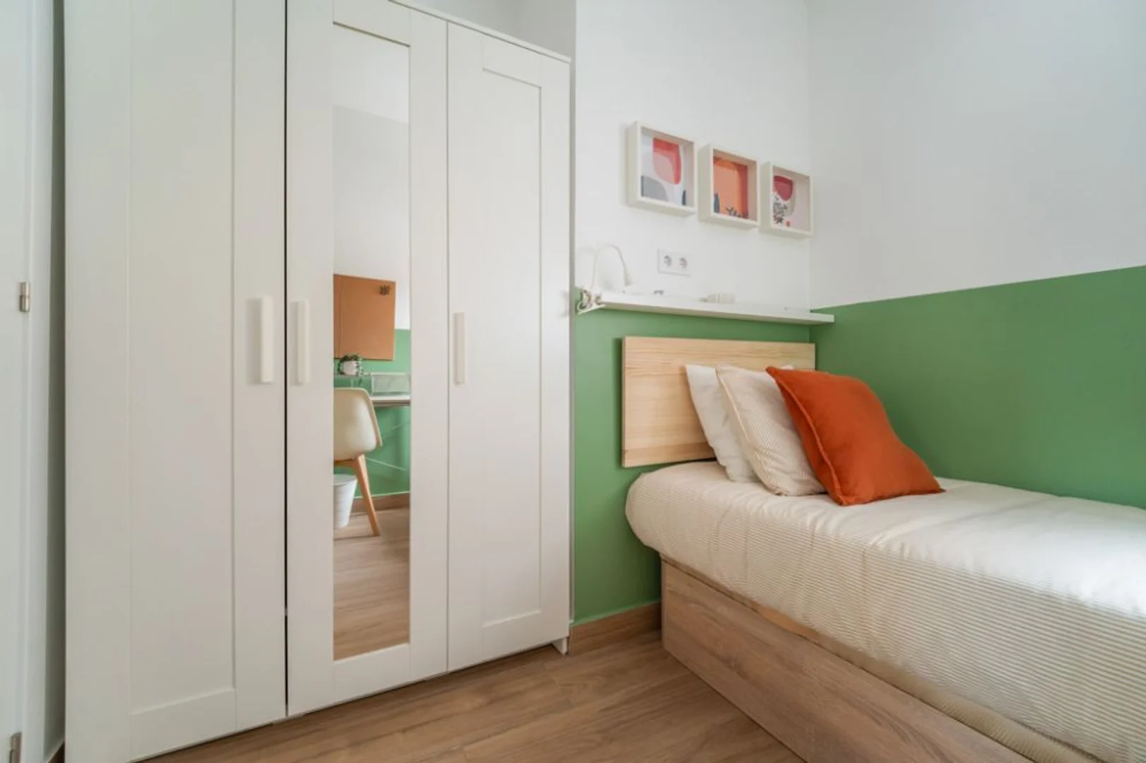 Chambre abordable pour les étudiants avec un bon éclairage dans 
