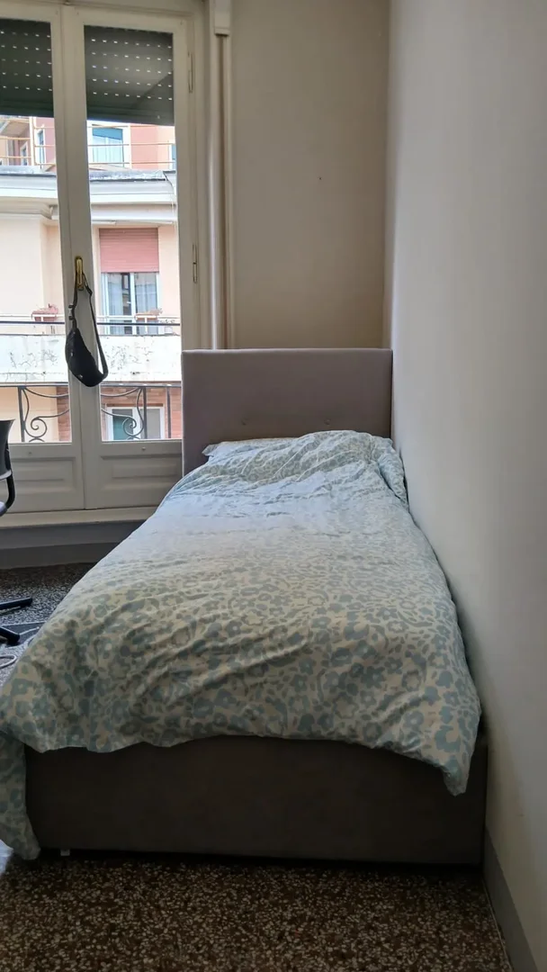 Chambre d'étudiant à  avec espace d'étude et installations communes