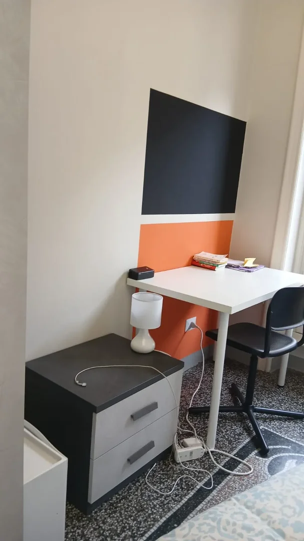 Chambre d'étudiant fonctionnelle parfaite pour étudier dans 