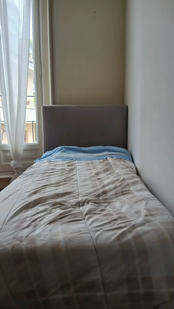 Chambre abordable pour les étudiants avec un bon éclairage dans 
