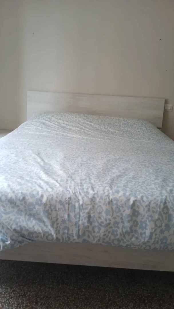 Chambre d'étudiant lumineuse et aérée avec accès facile à l'université dans 