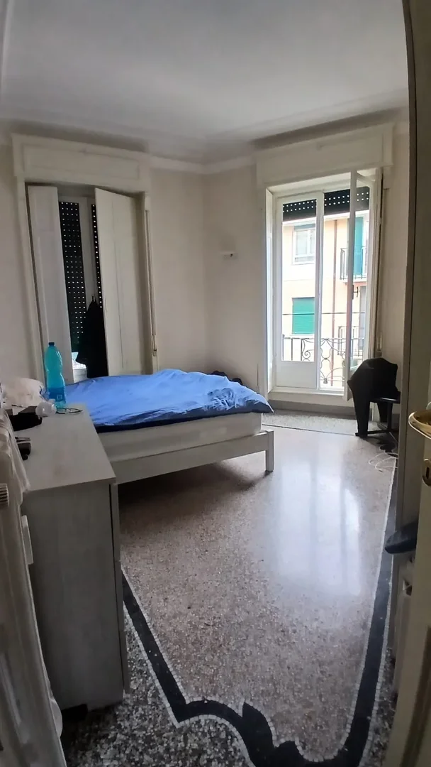 Chambre d'étudiant lumineuse et aérée avec accès facile à l'université dans 