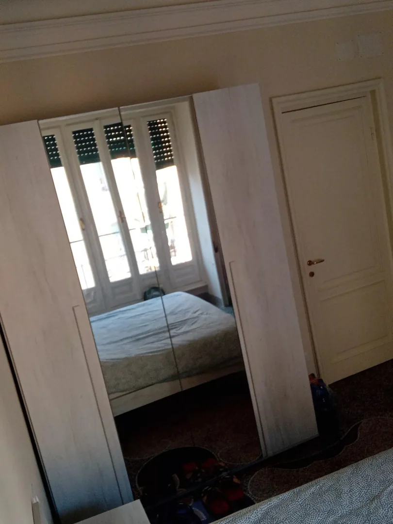 Chambre abordable pour les étudiants avec un bon éclairage dans 