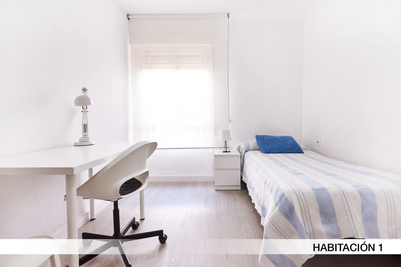 Quarto acessível para estudantes com iluminação ampla em 