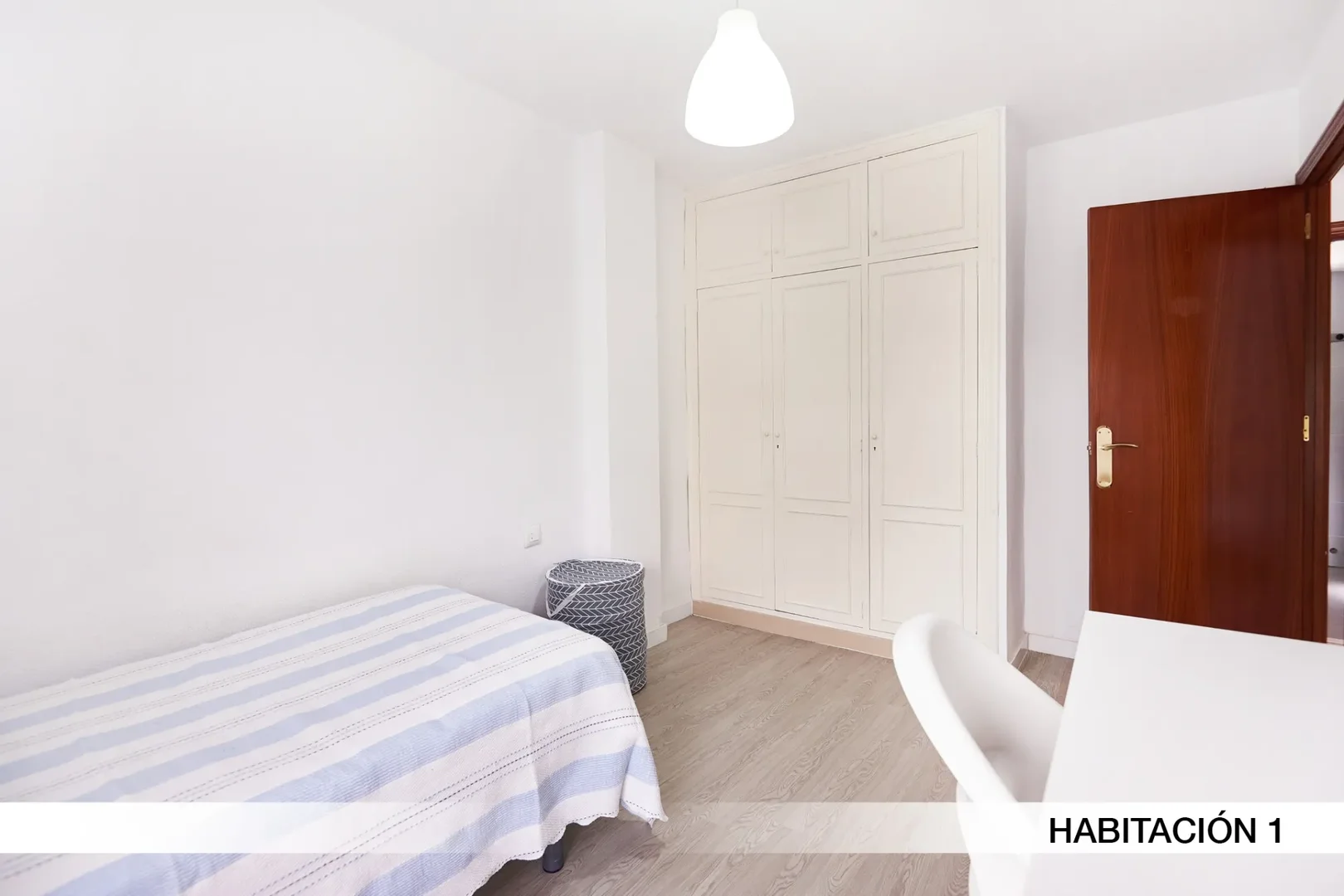 Quarto de estudante confortável e espaçoso em 