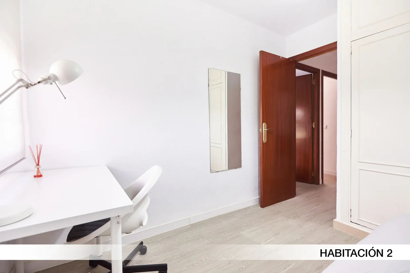 Quarto de estudante confortável e espaçoso em 