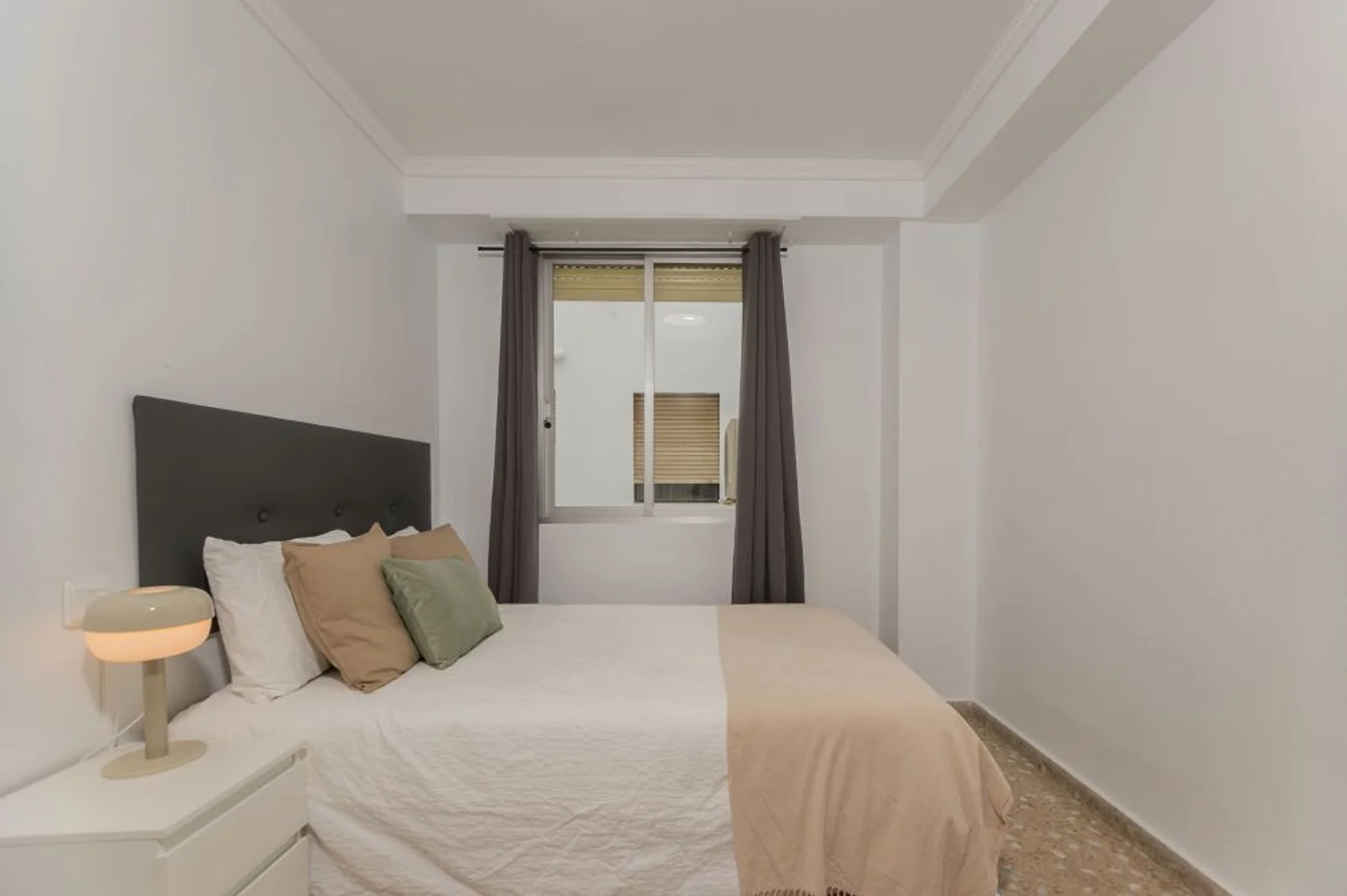 Habitación para estudiantes en con área de estudio y facilidades compartidas