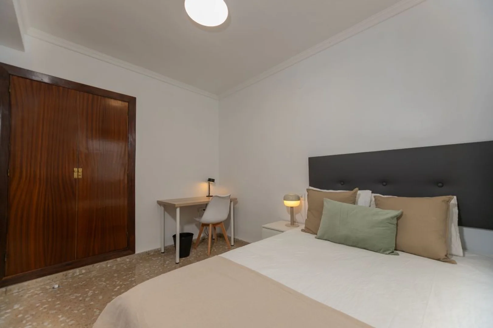 Habitación estudiantil económica con ubicación conveniente en