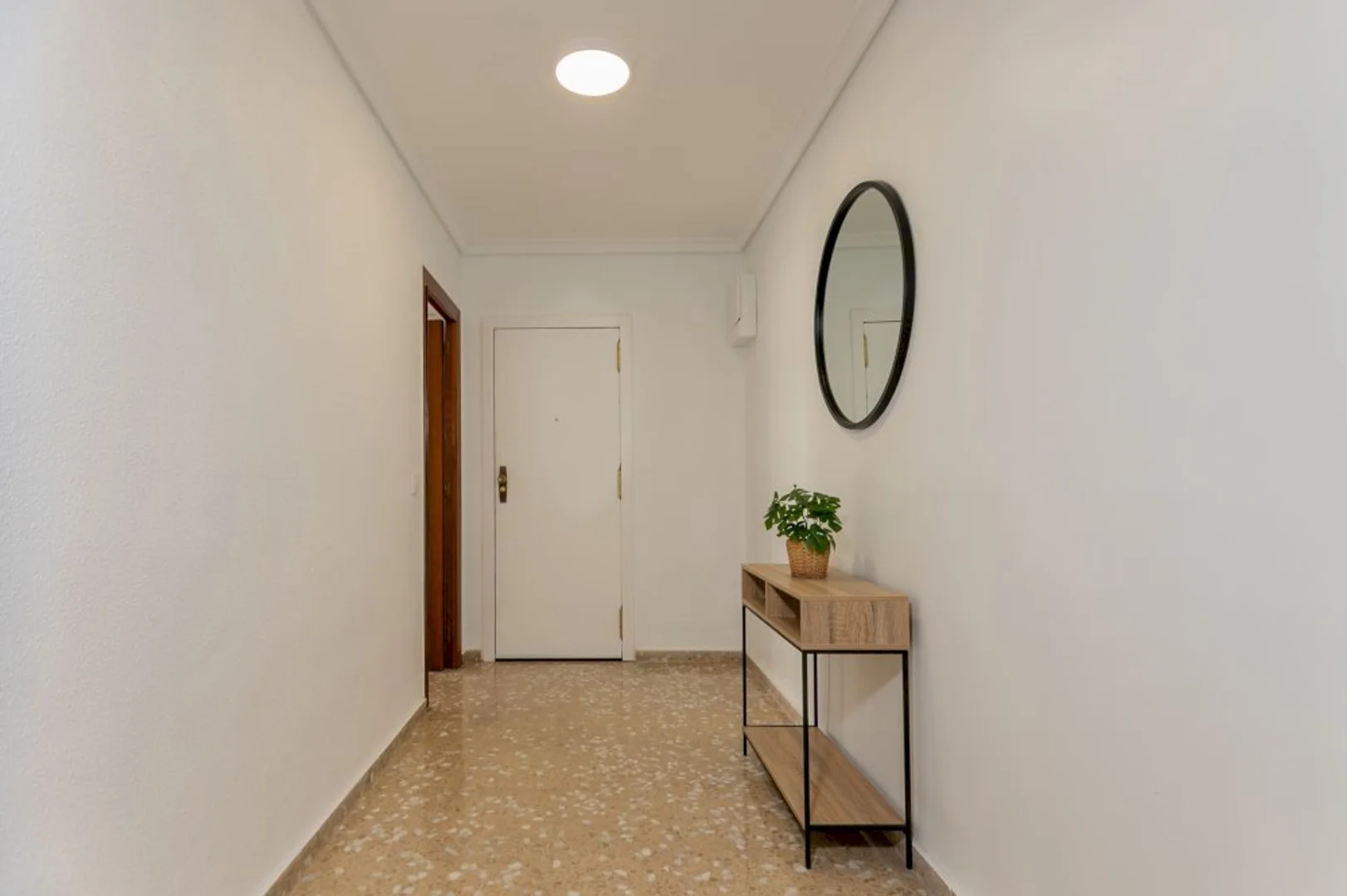 Habitación estudiantil luminosa y aireada con fácil acceso a la universidad en
