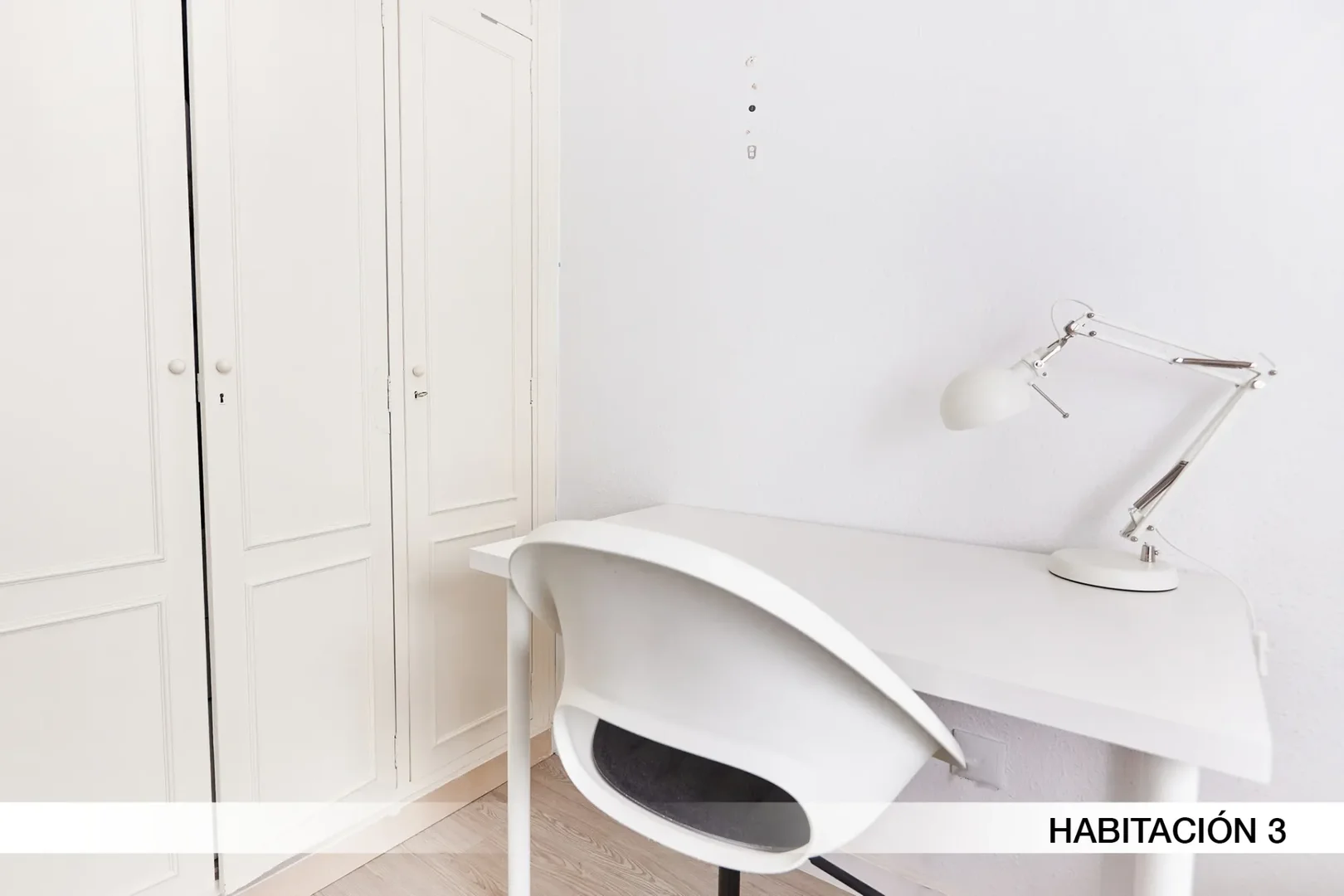 Quarto de estudante confortável e espaçoso em 