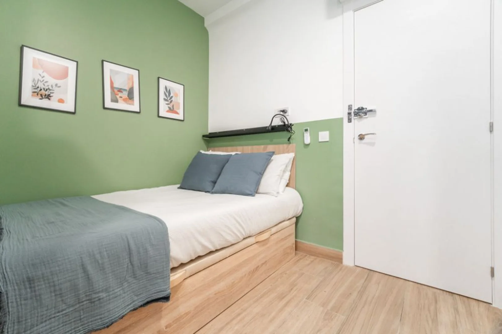 Functional student room perfect for studying in 