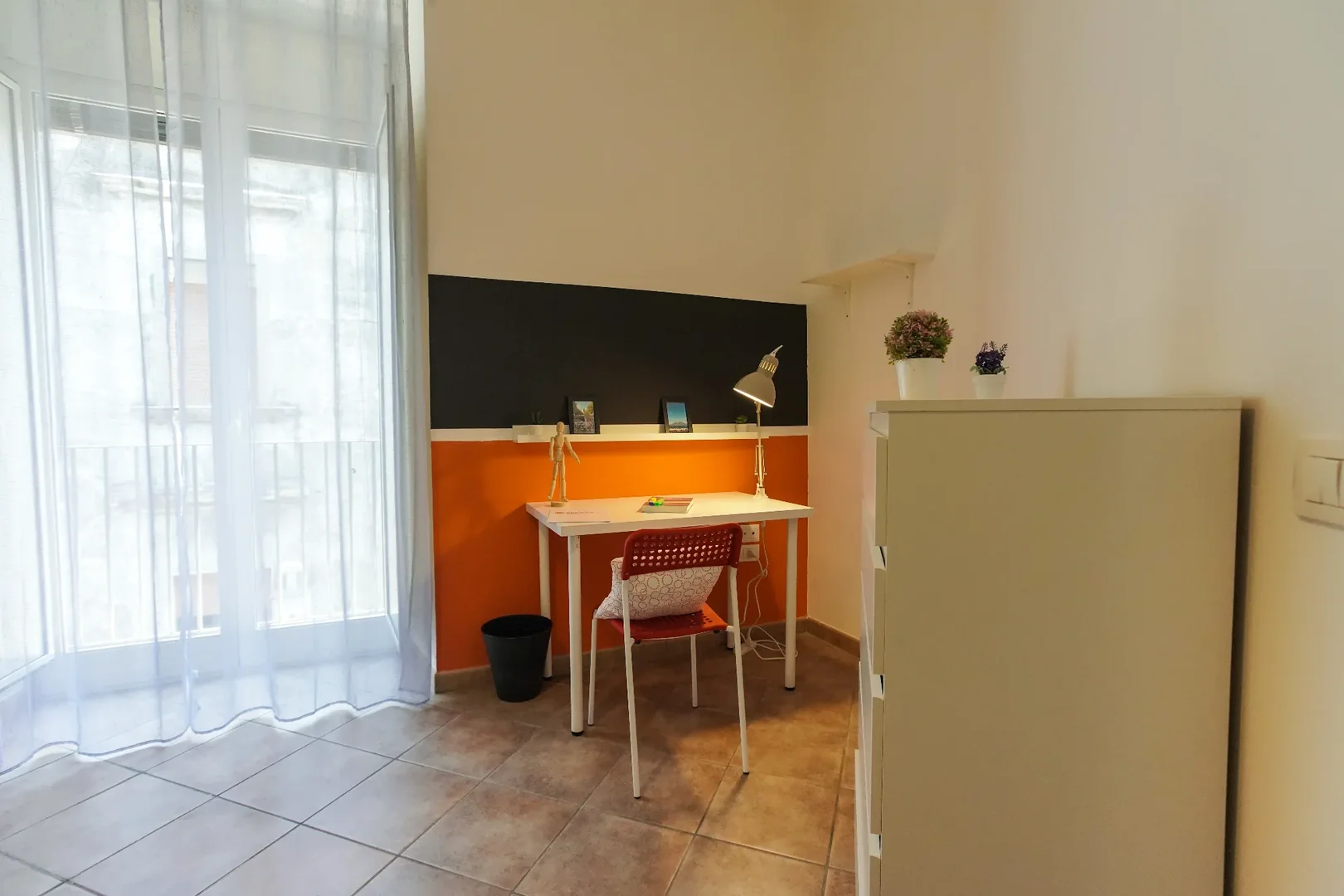 Comfortable and spacious student room in