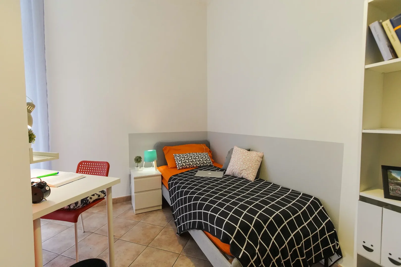 Functional student room perfect for studying in 