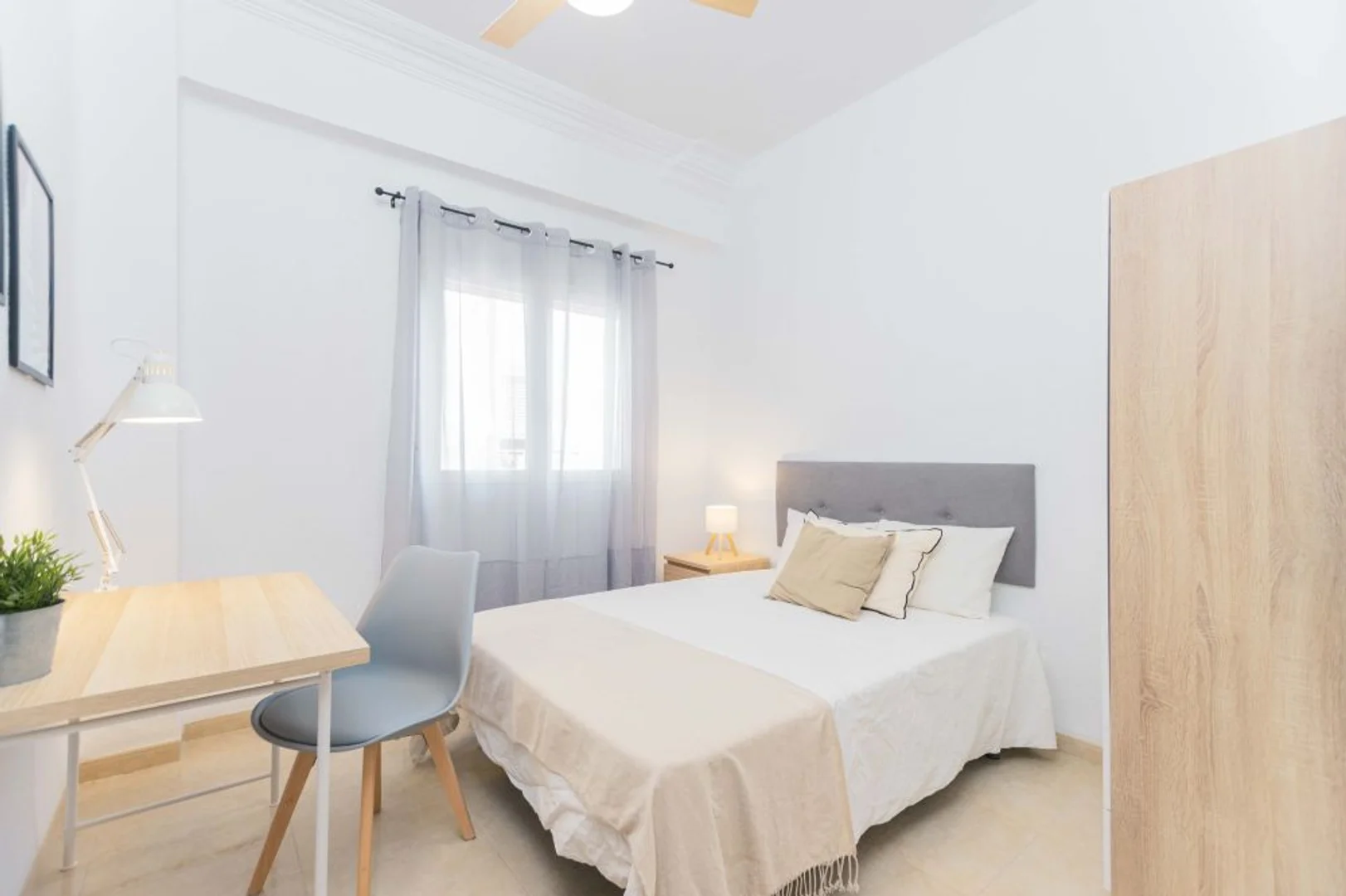 Cozy room for students available in 