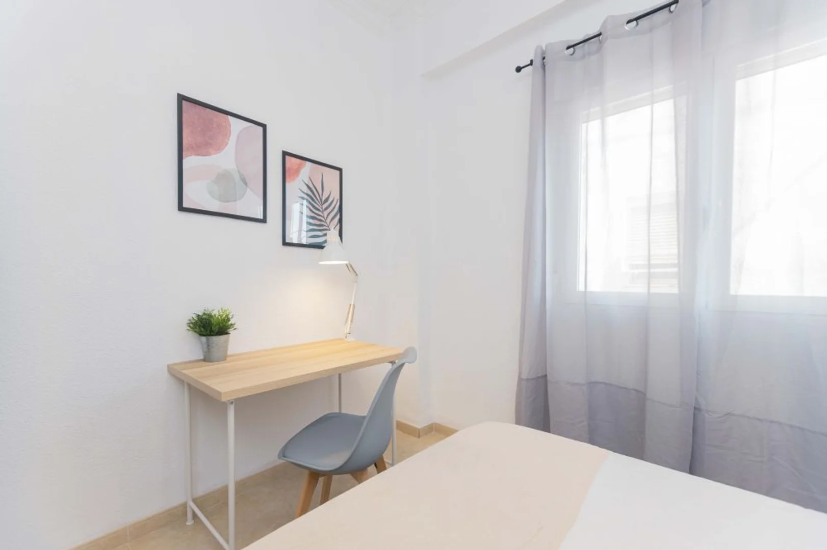 Functional student room perfect for studying in 