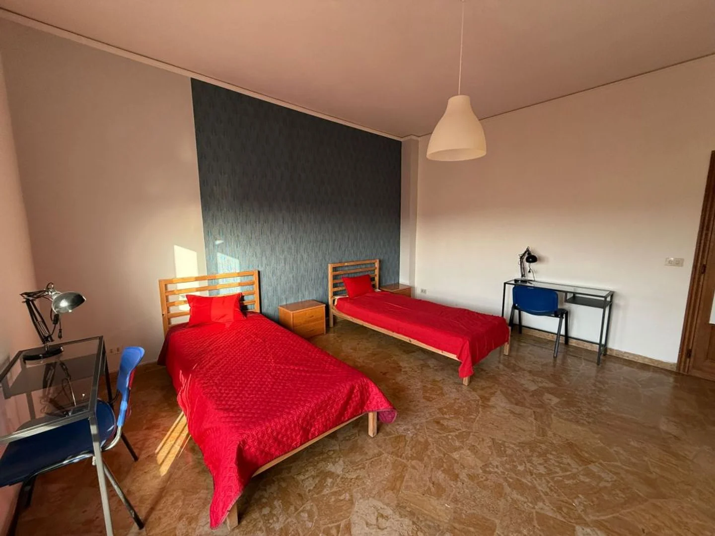 Quarto amigo do estudante em com comodidades modernas