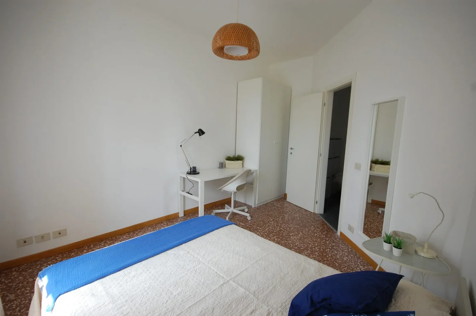 Chambre confortable pour étudiants disponible dans 