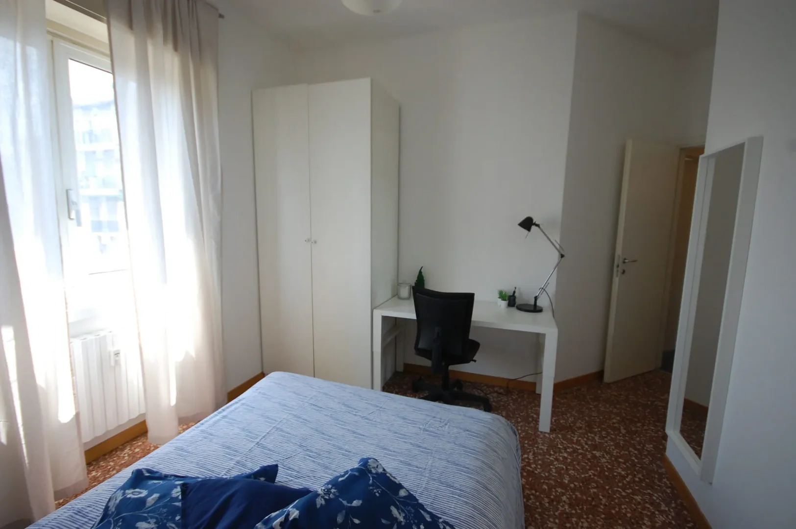 Chambre confortable pour étudiants disponible dans 