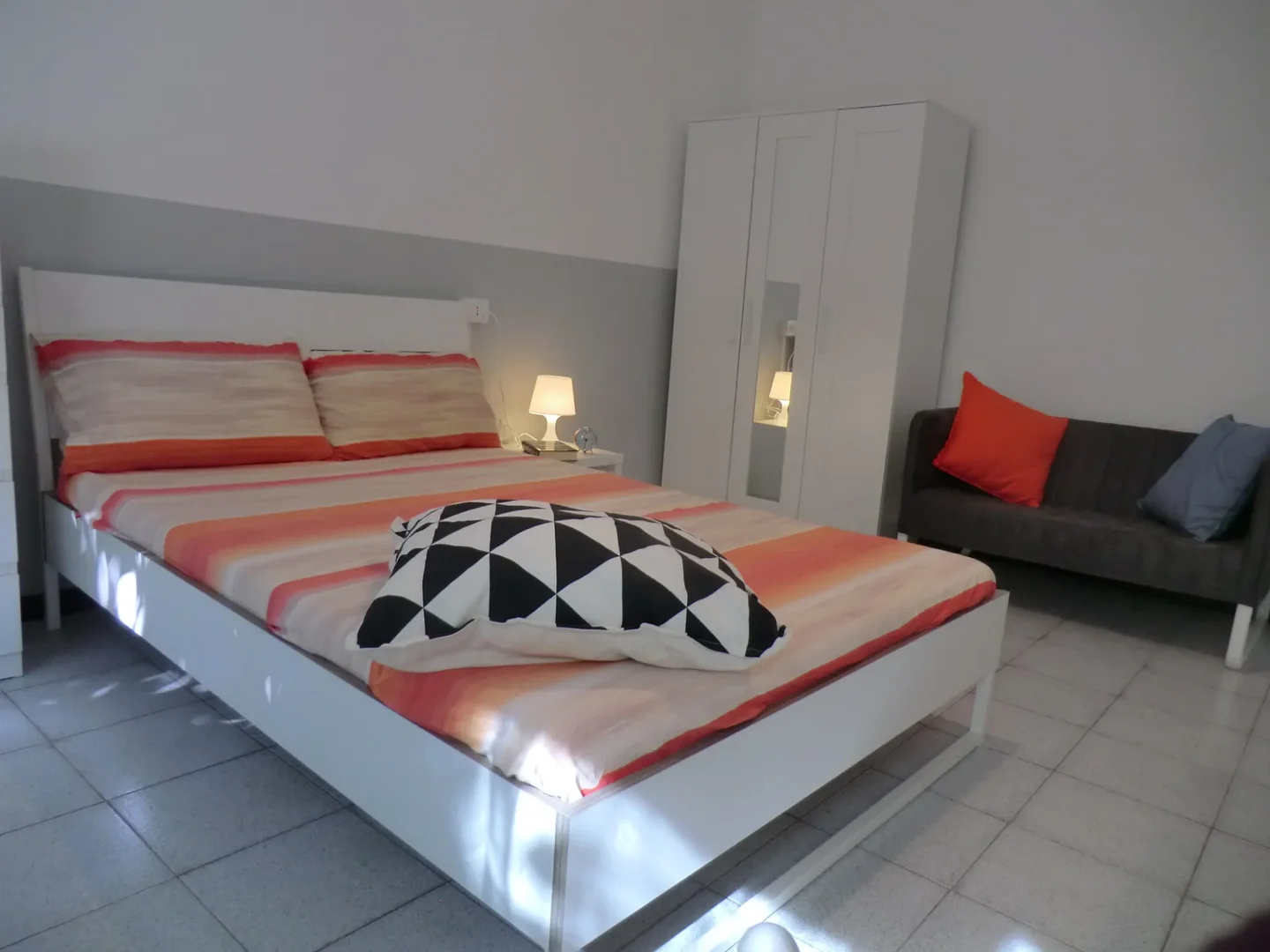 Affordable room for students with ample lighting in 