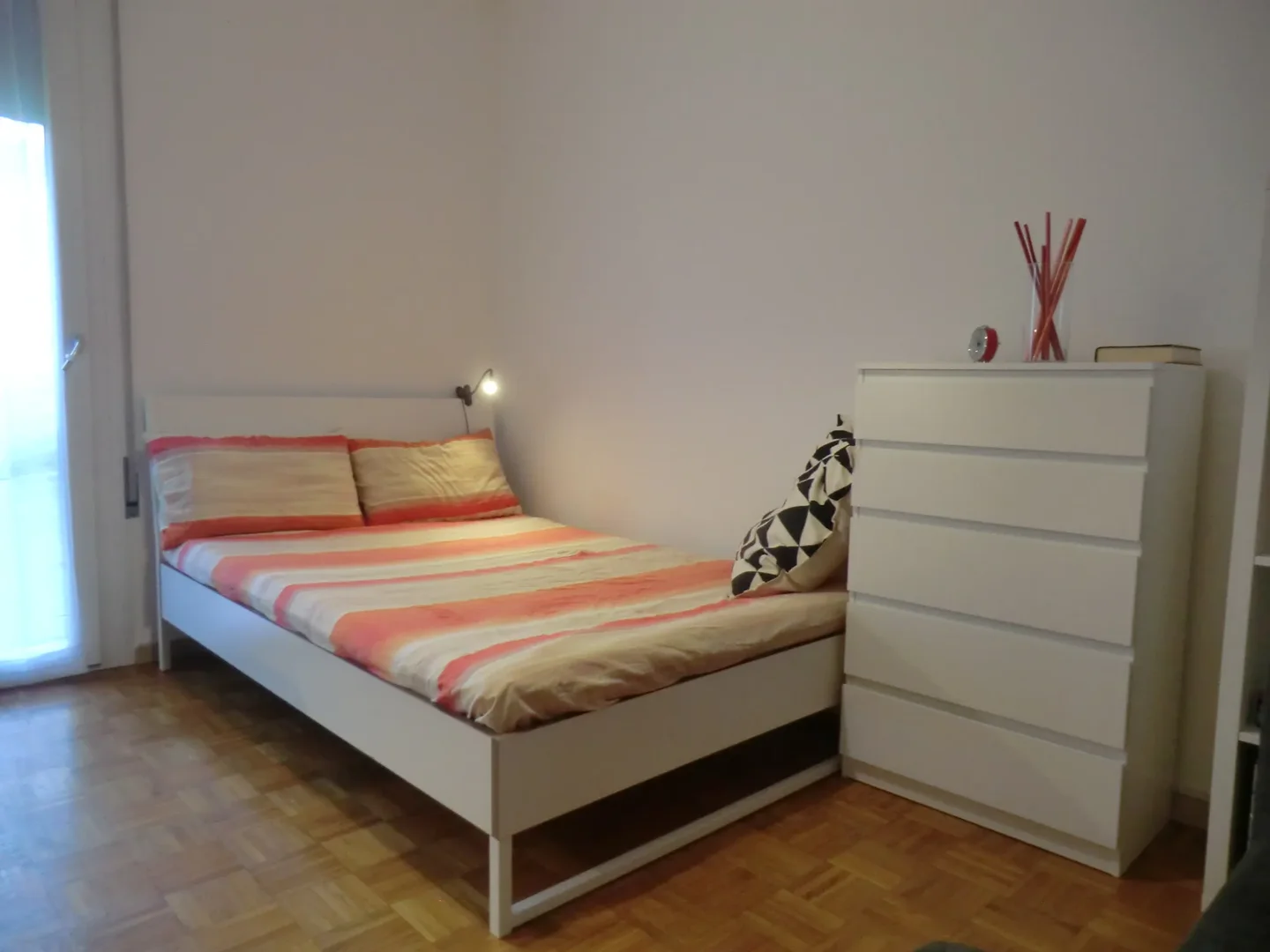 Functional student room perfect for studying in 