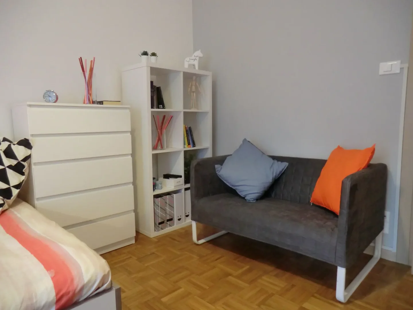 Functional student room perfect for studying in 