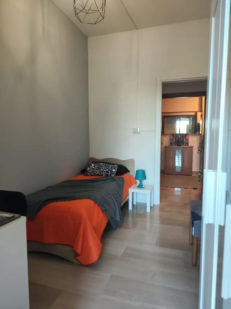 Habitación estudiantil amplia y cómoda en 