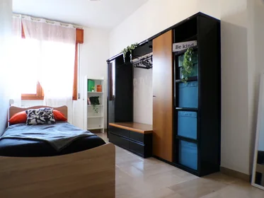 Habitación privada en Via Giovanni Antonio Magini 6, imagen 2 de 16