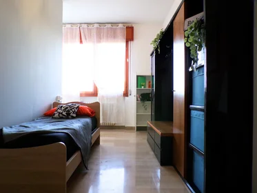 Habitación privada en Via Giovanni Antonio Magini 6, imagen 4 de 16