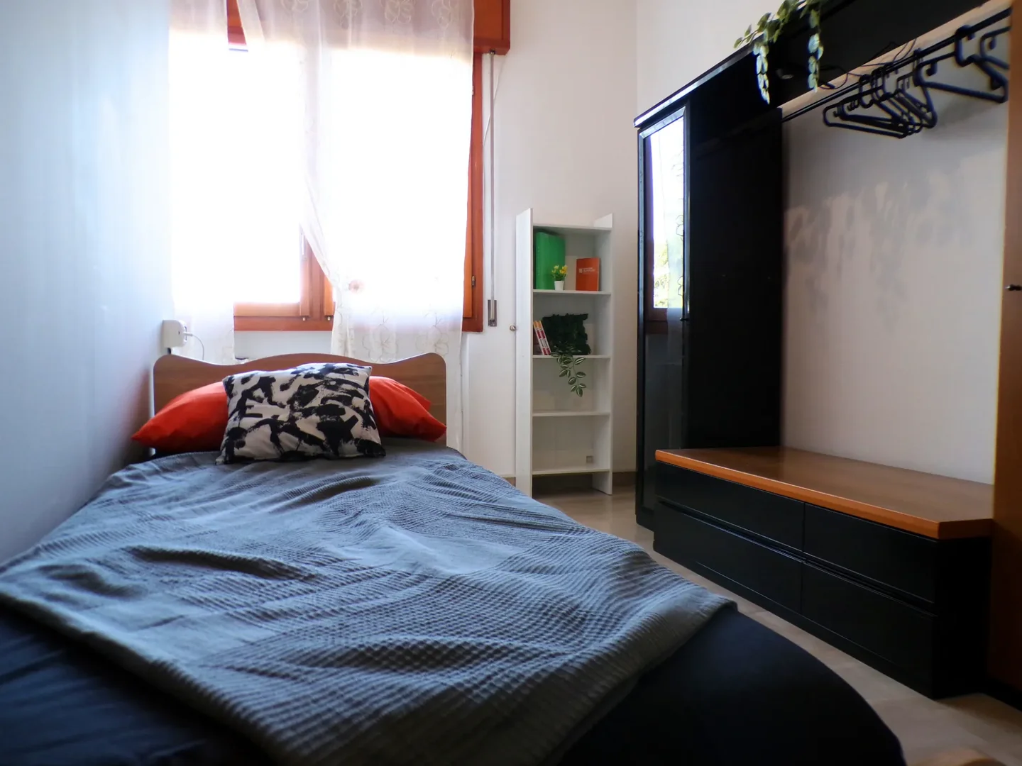 Habitación estudiantil luminosa y aireada con fácil acceso a la universidad en 