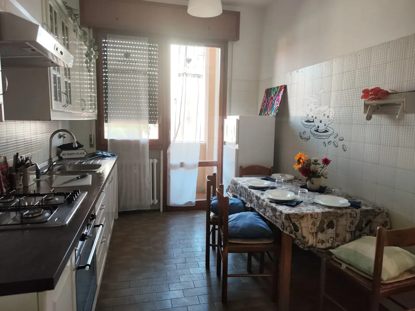 Habitación estudiantil funcional perfecta para estudiar en 