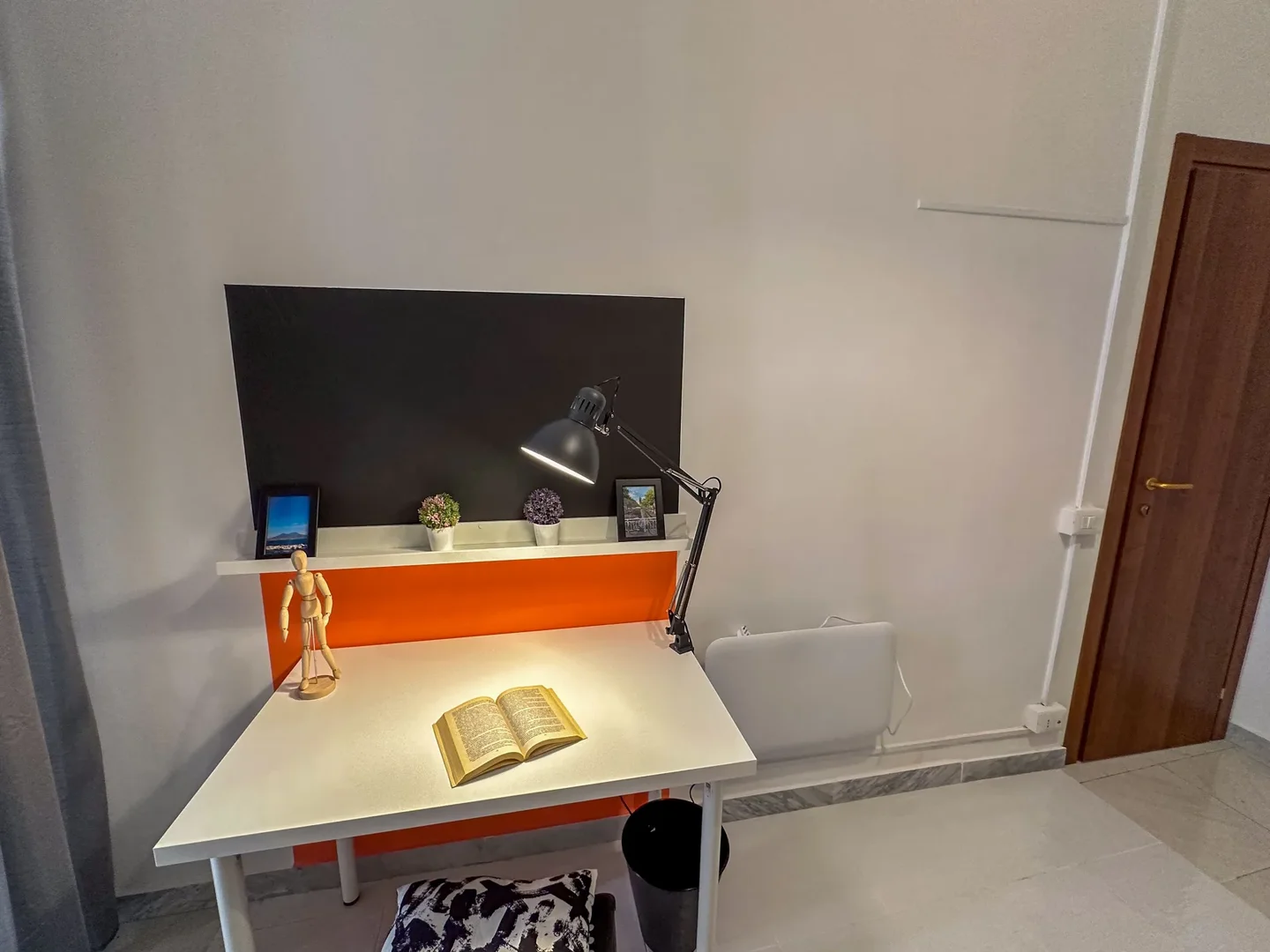 Bright and airy student room with easy university access in 