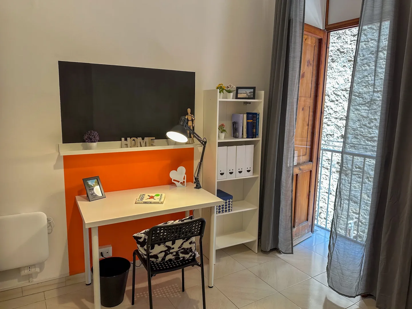 Comfortable and spacious student room in 