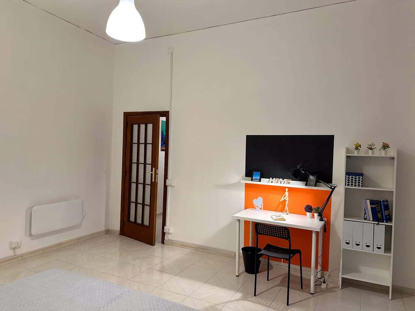 Functional student room perfect for studying in 