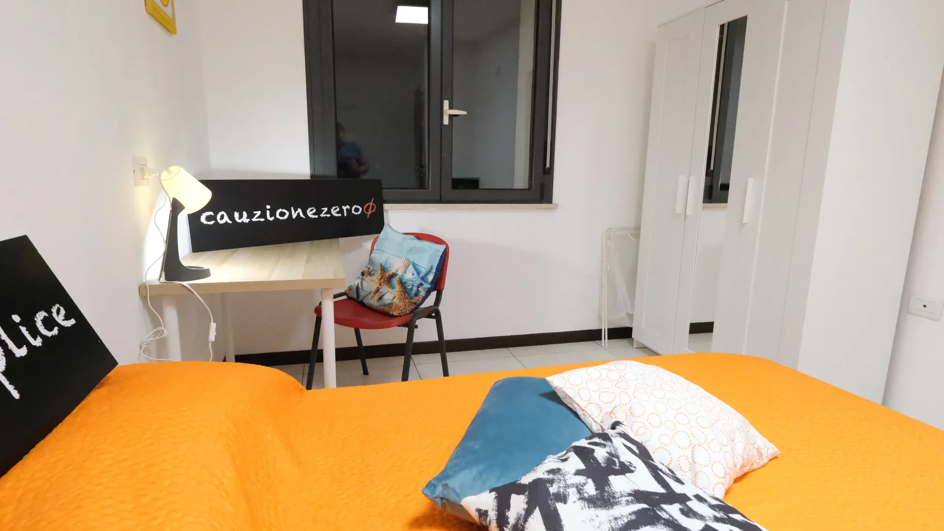 Quarto de estudante em  com área de estudo e instalações partilhadas