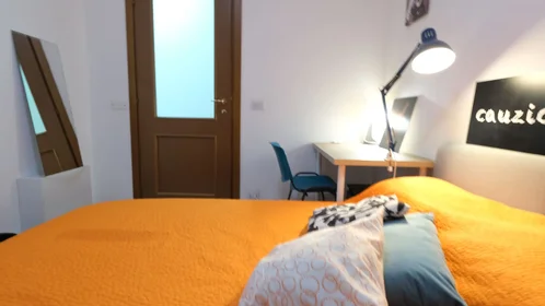 Quarto privado em Via Michele Coppino 26, imagem 3 de 16