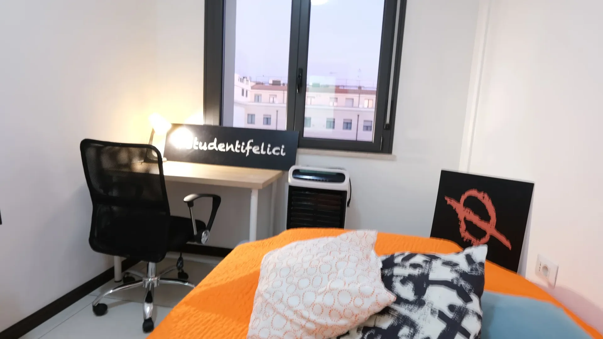 Quarto de estudante em  com área de estudo e instalações partilhadas