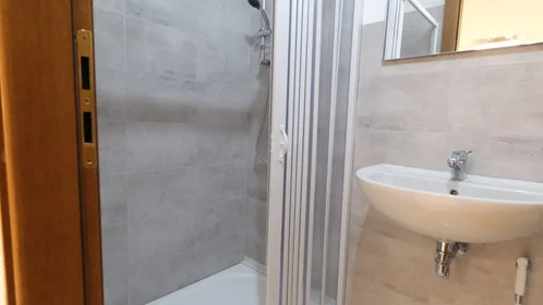 Quarto privado em Via Michele Coppino 26, imagem 2 de 16