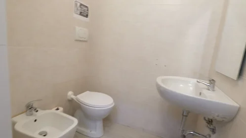 Quarto privado em Via Michele Coppino 26, imagem 2 de 16