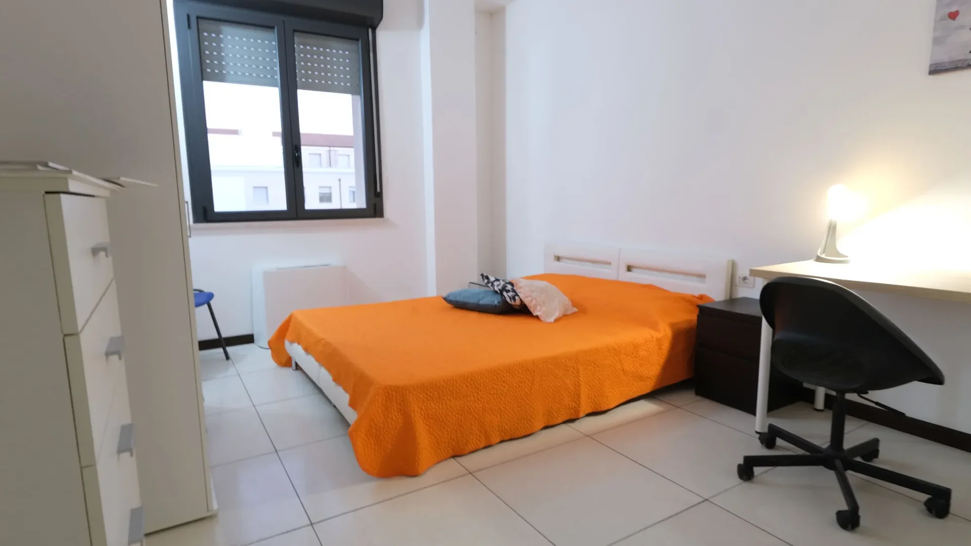 Quarto de estudante económico com localização conveniente em 
