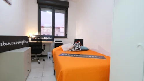 Quarto privado em Via Michele Coppino 26, imagem 1 de 16