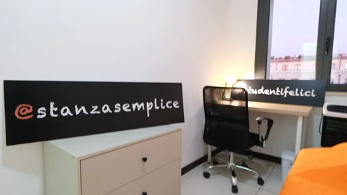 Quarto privado em Via Michele Coppino 26, imagem 3 de 16