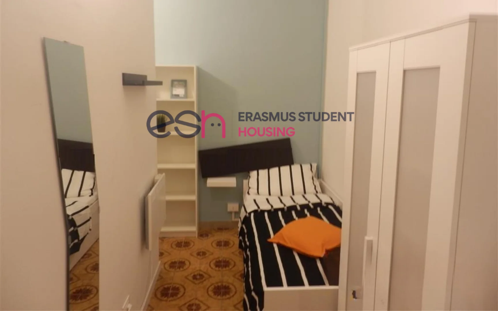 Studentenzimmer in  mit Arbeitsbereich und Gemeinschaftseinrichtungen