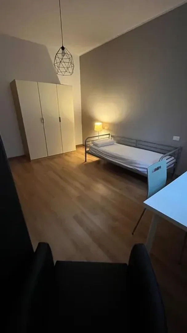 Camera per studenti in  con area studio e servizi in comune