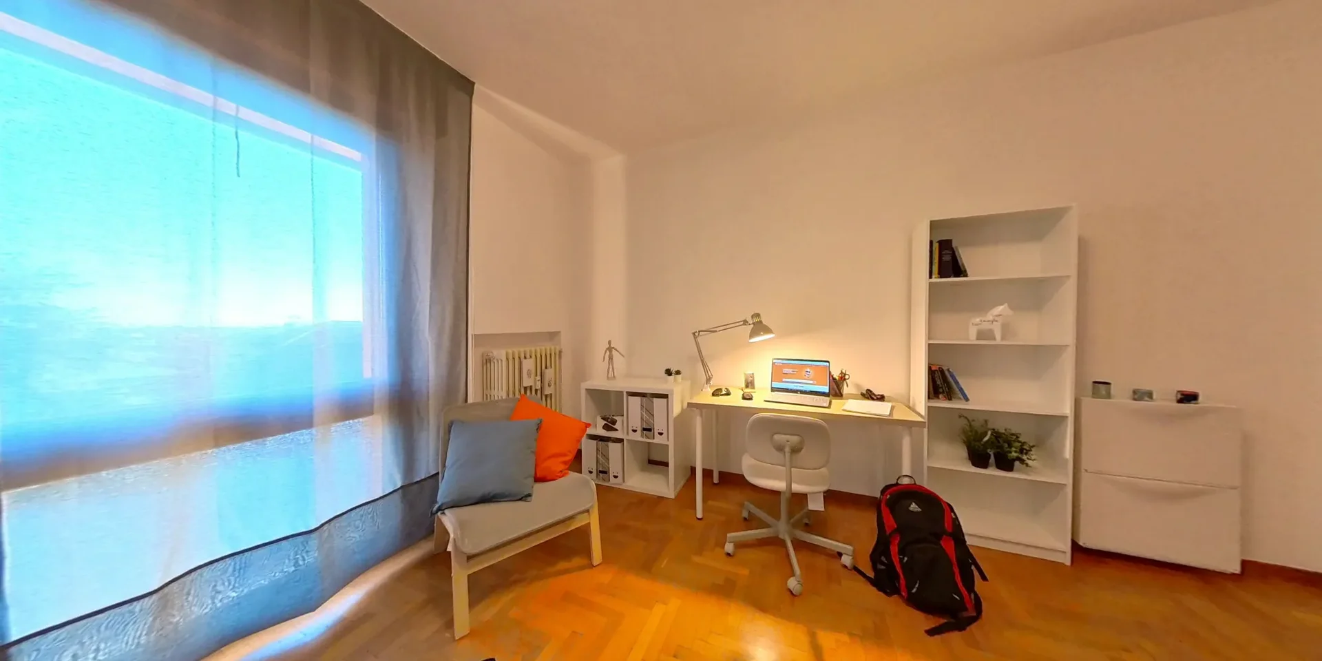 Studentenzimmer in  mit Arbeitsbereich und Gemeinschaftseinrichtungen