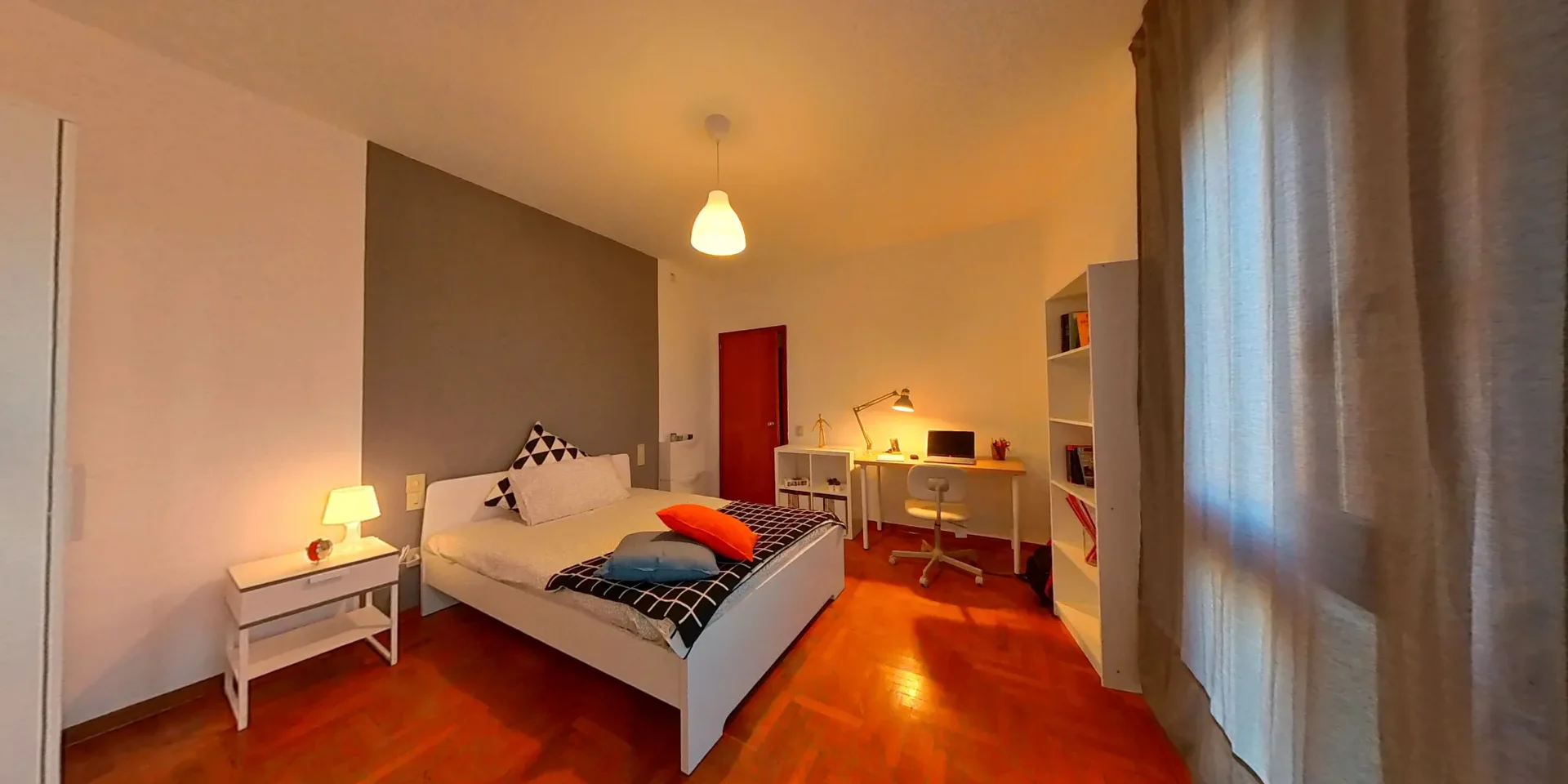 Funktionelles Studentenzimmer perfekt zum Studieren in
