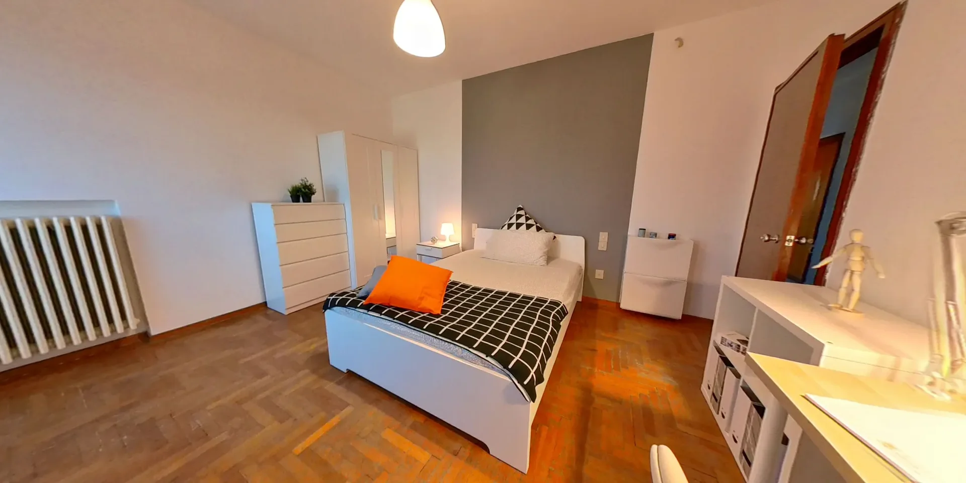 Studentenzimmer in mit Arbeitsbereich und Gemeinschaftseinrichtungen