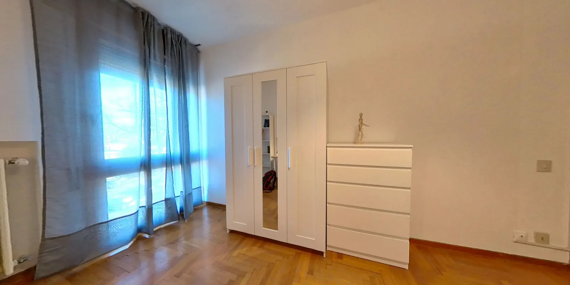 Affordable room for students with ample lighting in 